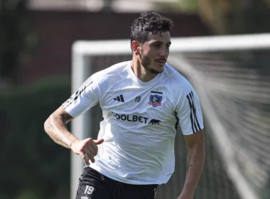 Primer palno a Gonzalo Castellani entrenando con la camiseta de Colo-Colo en el Estadio Monumental.