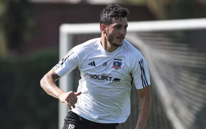 Primer palno a Gonzalo Castellani entrenando con la camiseta de Colo-Colo en el Estadio Monumental.