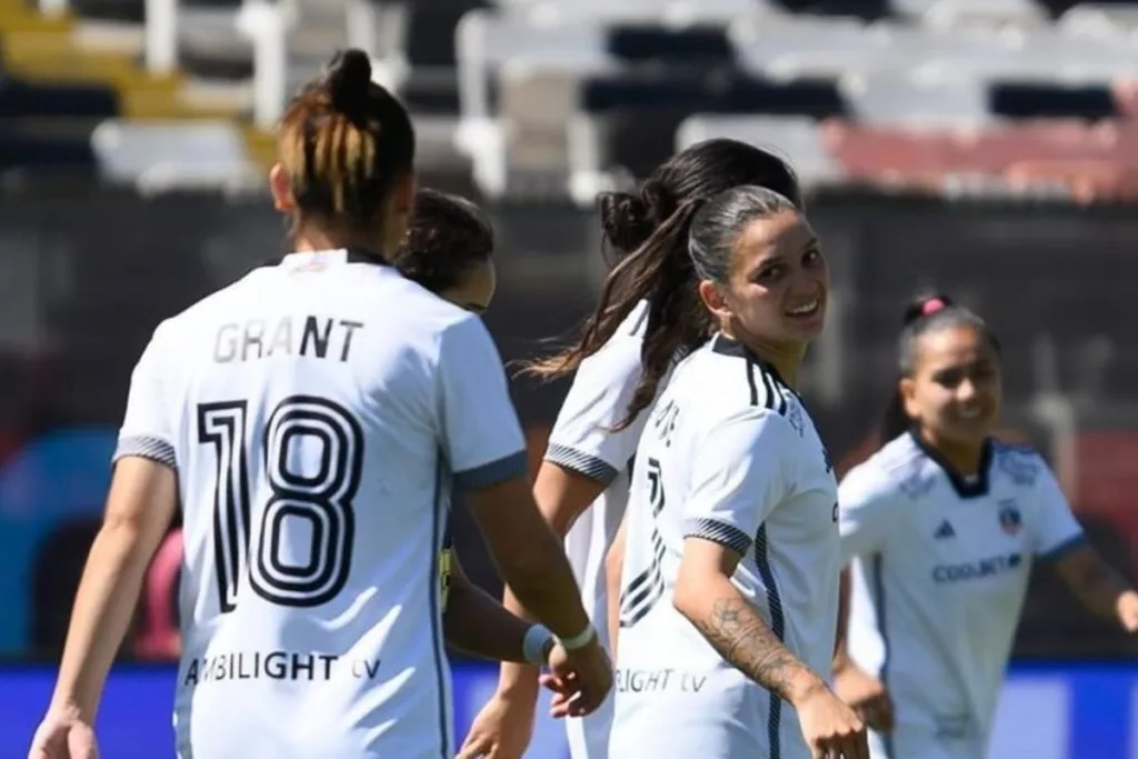 Guillermina Grant e Isidora Olave con la camiseta de Colo-Colo.