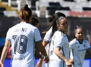 Guillermina Grant e Isidora Olave con la camiseta de Colo-Colo.