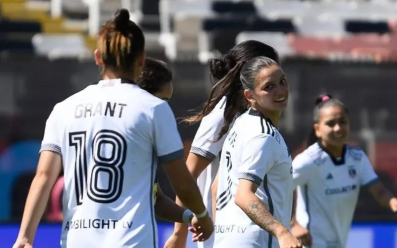 Guillermina Grant e Isidora Olave con la camiseta de Colo-Colo.