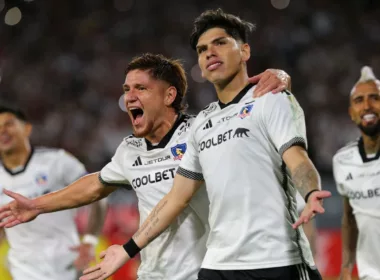 Leonardo Gil celebrando con Carlos Palacios su gol contra Sportivo Trinidense en el Estadio Monumental.