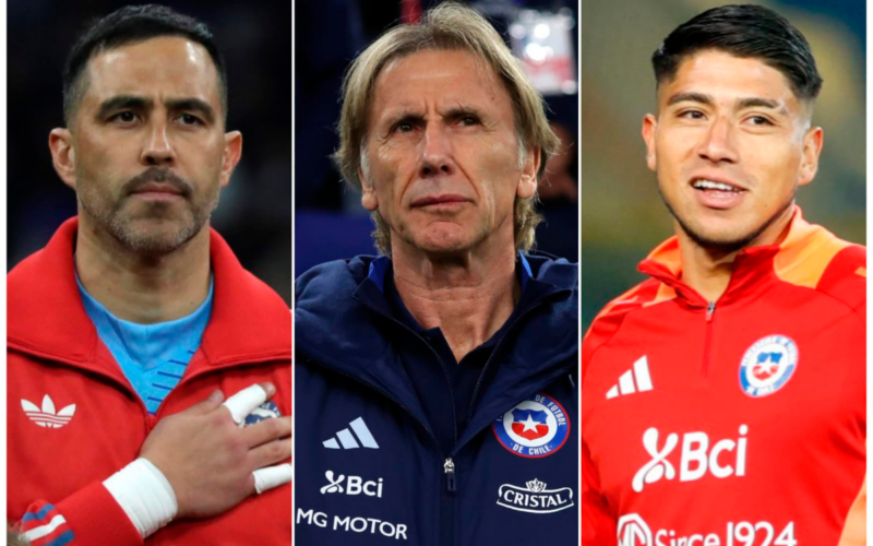 Primer plano a los rostros de Claudio Bravo, Ricardo Gareca y Brayan Cortés (de izquierda a derecha), todos con indumentaria de la Selección Chilena de fútbol.