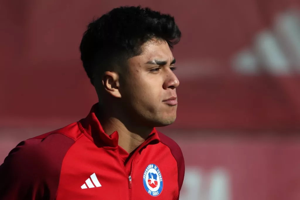 Primer plano a Damián Pizarro entrenando con la Selección Chilena en Juan Pinto Durán.