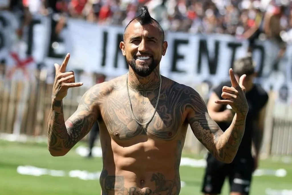 Arturo Vidal sin polera durante el arengazo en el Estadio Monumental.