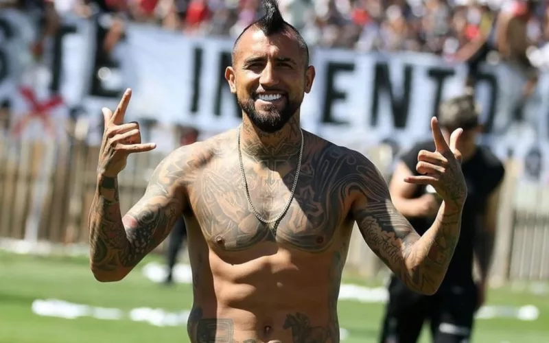 Arturo Vidal sin polera durante el arengazo en el Estadio Monumental.