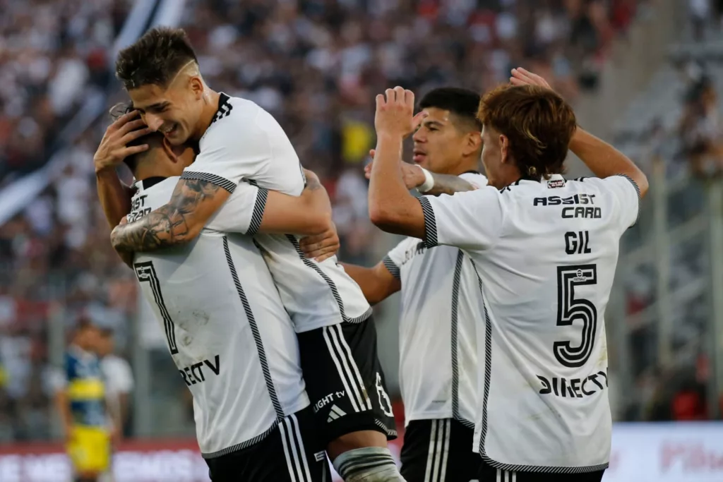 Plantel de Colo-Colo celebrando un gol.