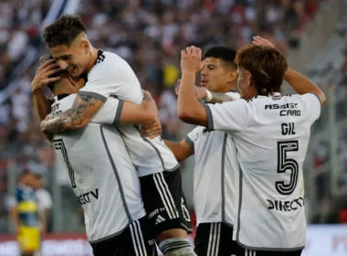 Plantel de Colo-Colo celebrando un gol.