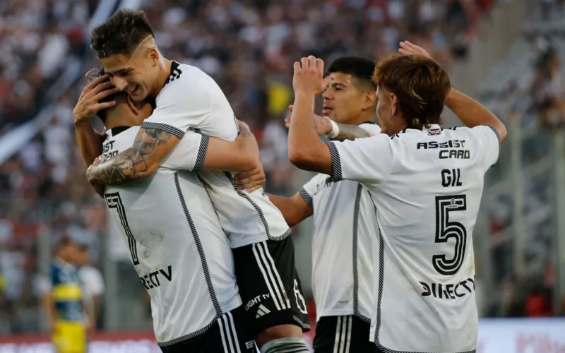 Plantel de Colo-Colo celebrando un gol.