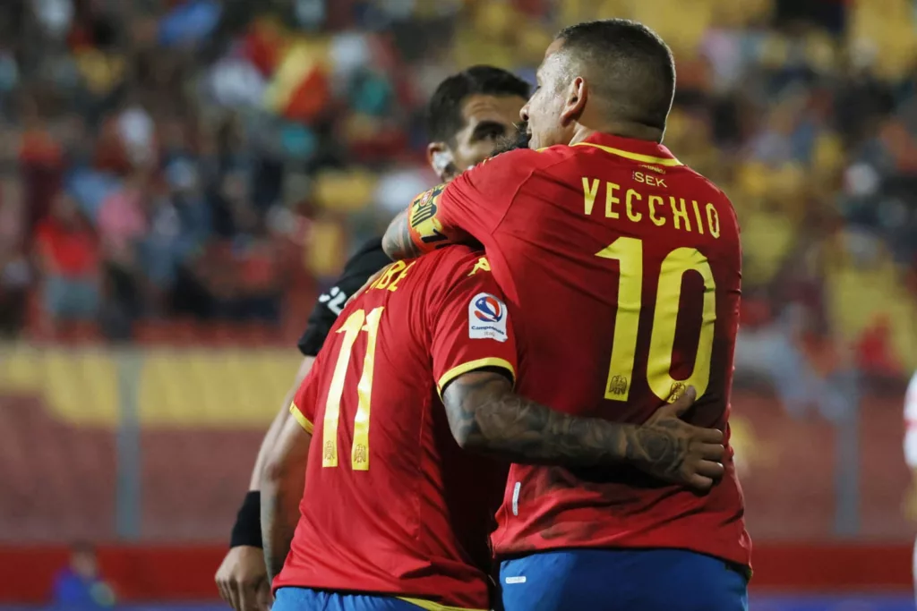 Emiliano Vecchio celebrando un gol con Unión Española