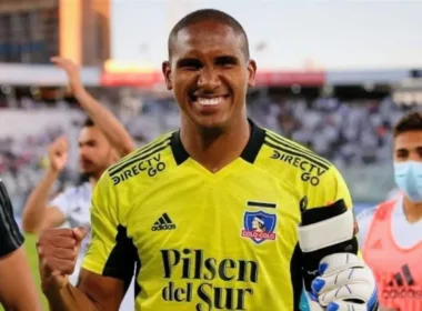 Primer plano a Omar Carabalí con la camiseta de Colo-Colo.