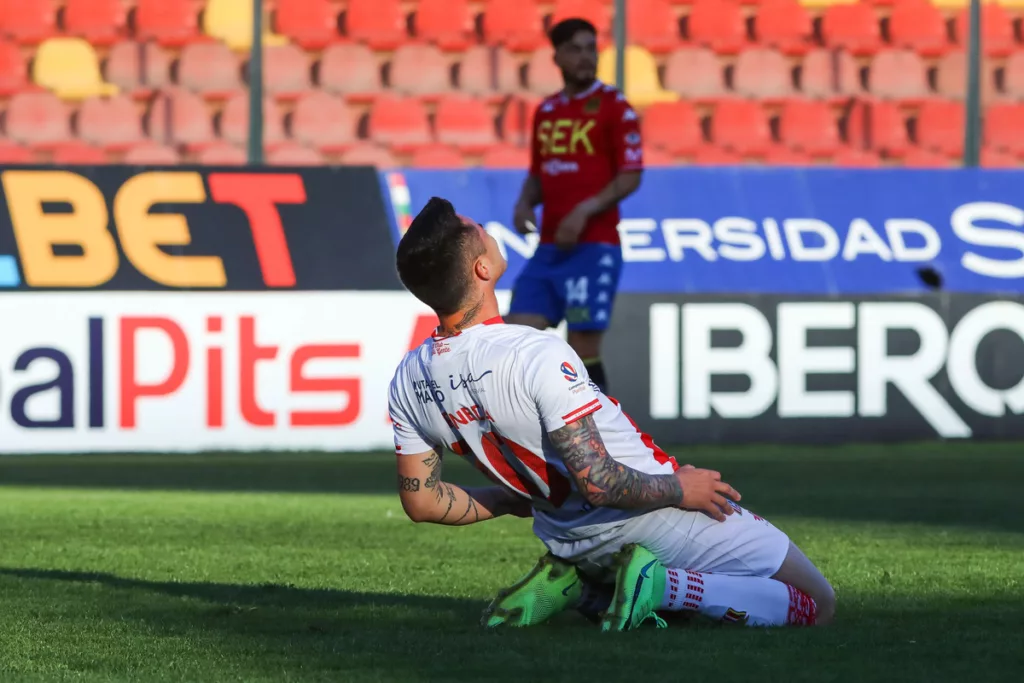 Jean Paul Pineda celebra un gol arrodillado y bastante inclinado con la camiseta de Unión San Felipe.