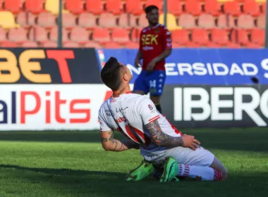 Jean Paul Pineda celebra un gol arrodillado y bastante inclinado con la camiseta de Unión San Felipe.