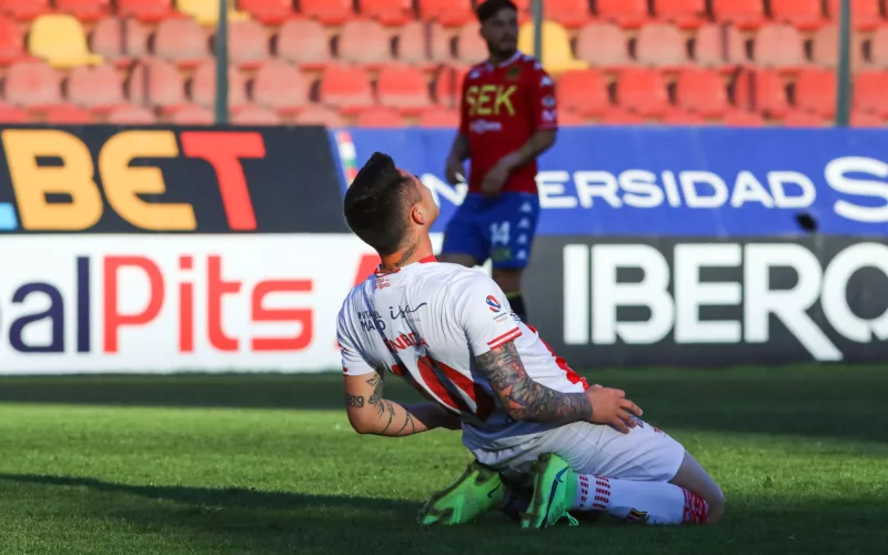 Jean Paul Pineda celebra un gol arrodillado y bastante inclinado con la camiseta de Unión San Felipe.