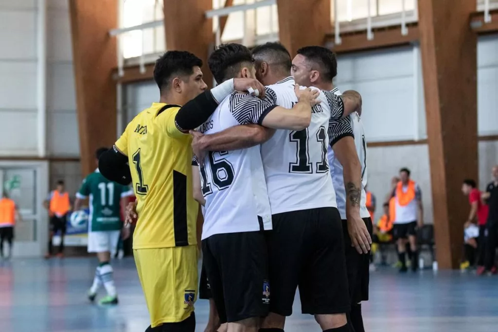 Plantel de Colo-Colo Futsal celebrando un gol en la final de la Copa Chile.