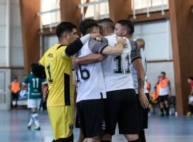 Plantel de Colo-Colo Futsal celebrando un gol en la final de la Copa Chile.