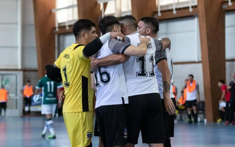 Plantel de Colo-Colo Futsal celebrando un gol en la final de la Copa Chile.