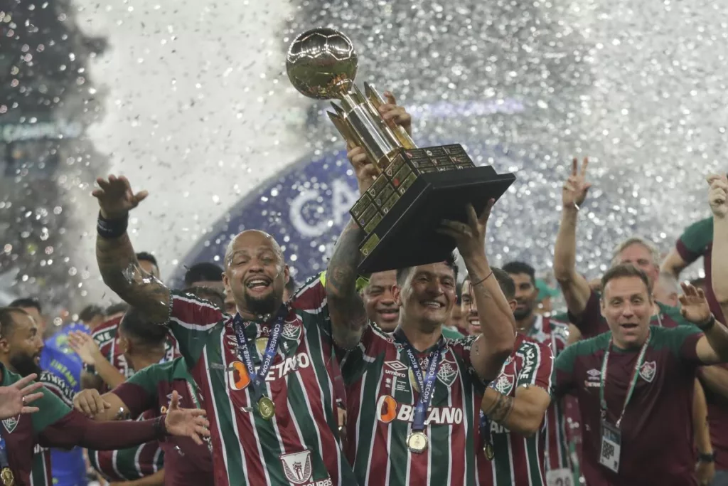 Futbolistas de Fluminense levantan la Recopa Sudamericana y celebran tras alcanzar el título durante la temporada 2024.