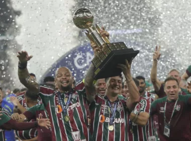 Futbolistas de Fluminense levantan la Recopa Sudamericana y celebran tras alcanzar el título durante la temporada 2024.