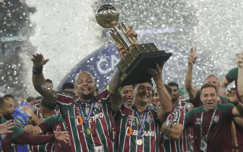 Futbolistas de Fluminense levantan la Recopa Sudamericana y celebran tras alcanzar el título durante la temporada 2024.