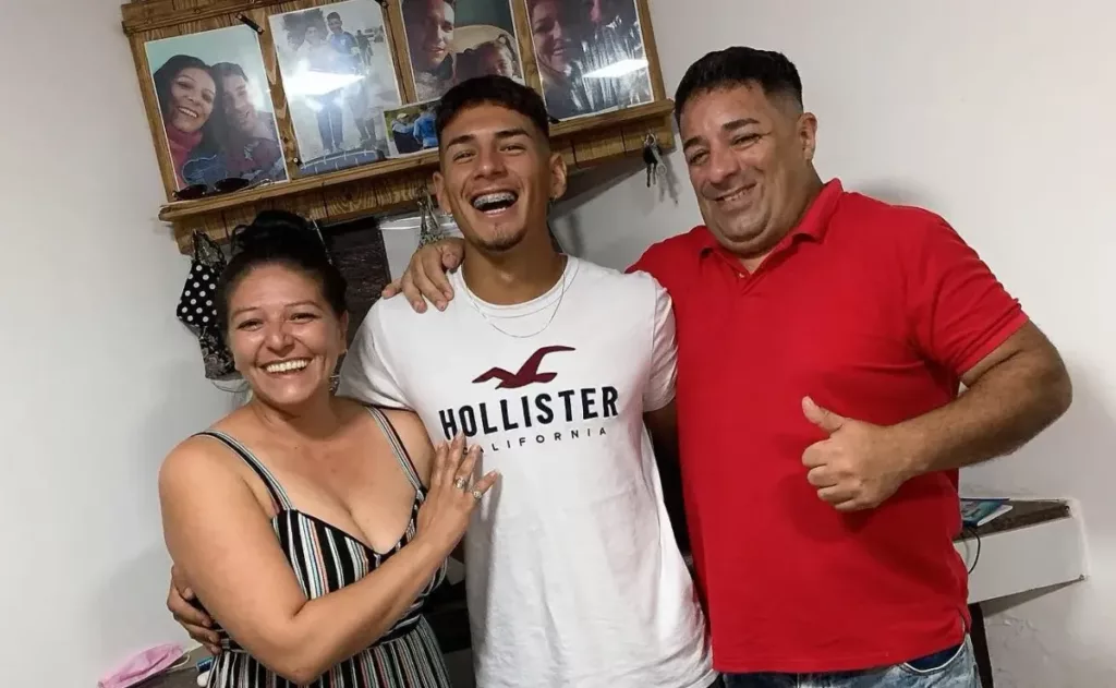 Alan Saldivia y su familia sonriendo.
