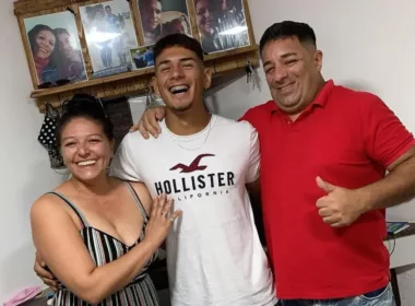 Alan Saldivia y su familia sonriendo.