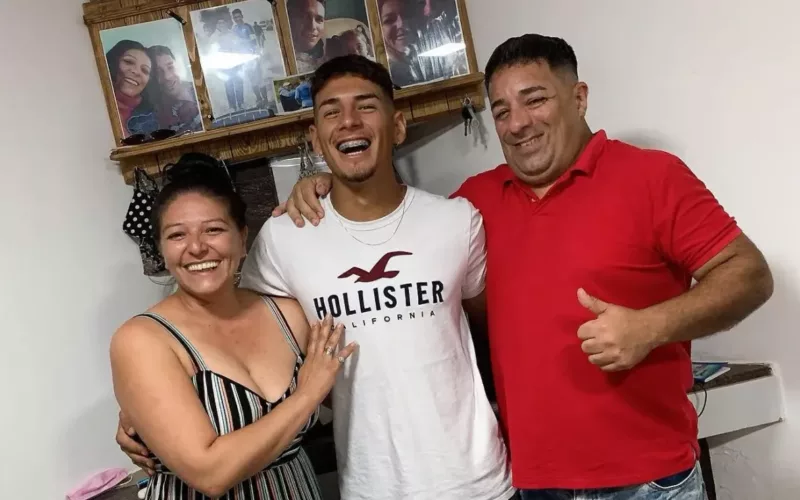 Alan Saldivia y su familia sonriendo.