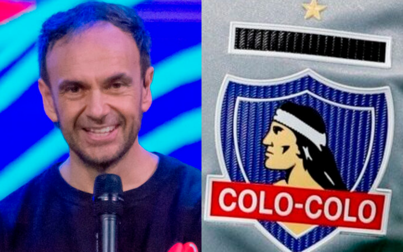 Primer plano al rostro sonriente del periodista Rodrigo Sepúlveda mientras sostiene un micrófono, mientras que a mano derecha se observa el escudo de Colo-Colo.