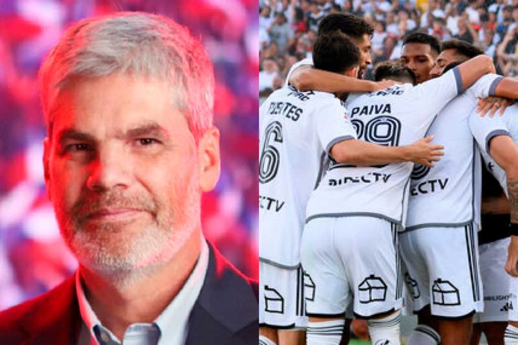 Primer plano al rostro sonriente del controvertido periodista deportivo, Juan Cristóbal Guarello, mientras que en el sector derecho de la imagen futbolistas de Colo-Colo se abrazan para celebrar un gol durante la temporada 2024.