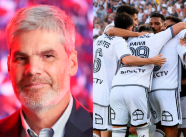 Primer plano al rostro sonriente del controvertido periodista deportivo, Juan Cristóbal Guarello, mientras que en el sector derecho de la imagen futbolistas de Colo-Colo se abrazan para celebrar un gol durante la temporada 2024.