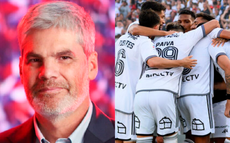 Primer plano al rostro sonriente del controvertido periodista deportivo, Juan Cristóbal Guarello, mientras que en el sector derecho de la imagen futbolistas de Colo-Colo se abrazan para celebrar un gol durante la temporada 2024.