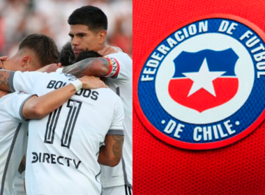 A mano izquierda jugadores de Colo-Colo se abrazan y celebran un gol durante la temporada 2024, mientras que en el sector derecho está el escudo de la Selección Chilena de fútbol.