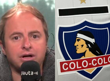 Primer plano al rostro del periodista deportivo, Jorge Coke Hevia, junto a un micrófono de Pauta de Juego, mientras que a mano derecha aparece el escudo de Colo-Colo.