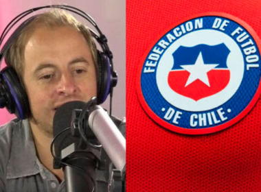 El periodista Jorge 'Coke' Hevia hablando con un micrófono y audífonos puestos, mientras que mano derecha aparece el escudo de la Selección Chilena de fútbol.
