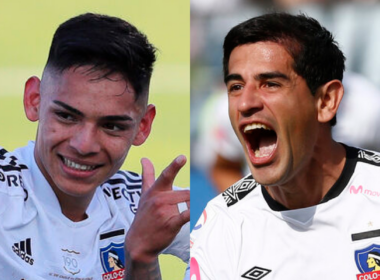 Primer plano a los rostros sonrientes de Joan Cruz a mano izquierda y Julio Barroso en el sector derecho, ex futbolistas de Colo-Colo.