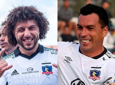 Primer plano al rostro sonriente de Maximiliano Falcón a mano izquierda y Esteban Paredes a mano derecha, jugador y ex futbolista con la camiseta de Colo-Colo, respectivamente.