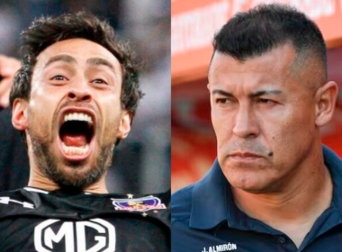 Jorge Valdivia con el rostro eufórico en pleno partido con la camiseta de Colo-Colo, mientras que a mano derecha se puede ver un primer plano a la mirada atenta de Jorge Almirón, entrenador de fútbol profesional.