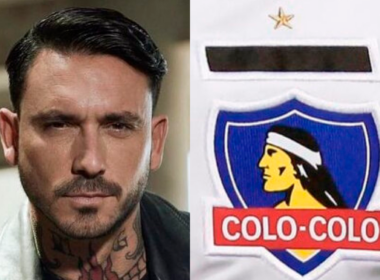 Primer plano a mano izquierda de la fotografía a Mauricio Pinilla, ex futbolista profesional. Mientras que a mano derecha aparece el escudo de Colo-Colo, equipo del fútbol cihleno.