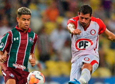 Gonzalo Castellani impactando un balón con la camiseta de Unión la Calera ante la atenta mirada de un jugador de Fluminense.
