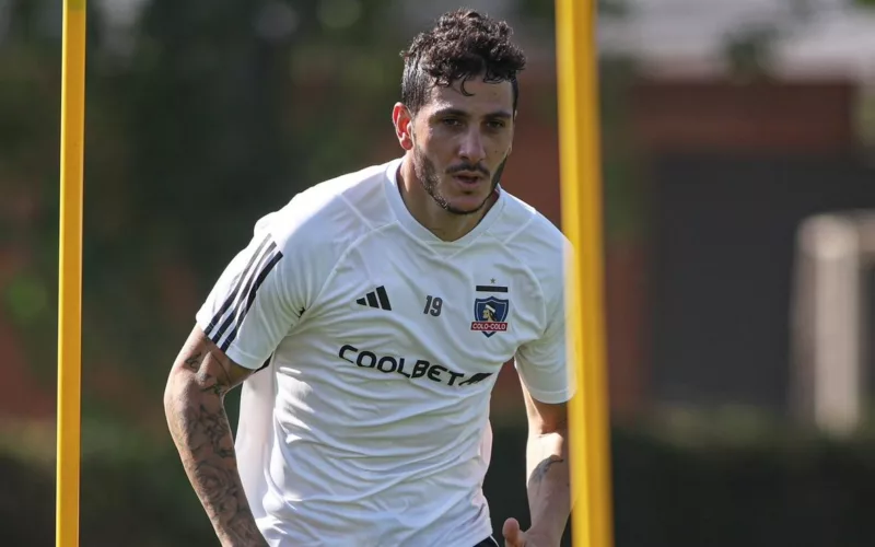 Gonzalo Castellani en pleno entrenamiento con la camiseta de Colo-Colo durante la temporada 2024.