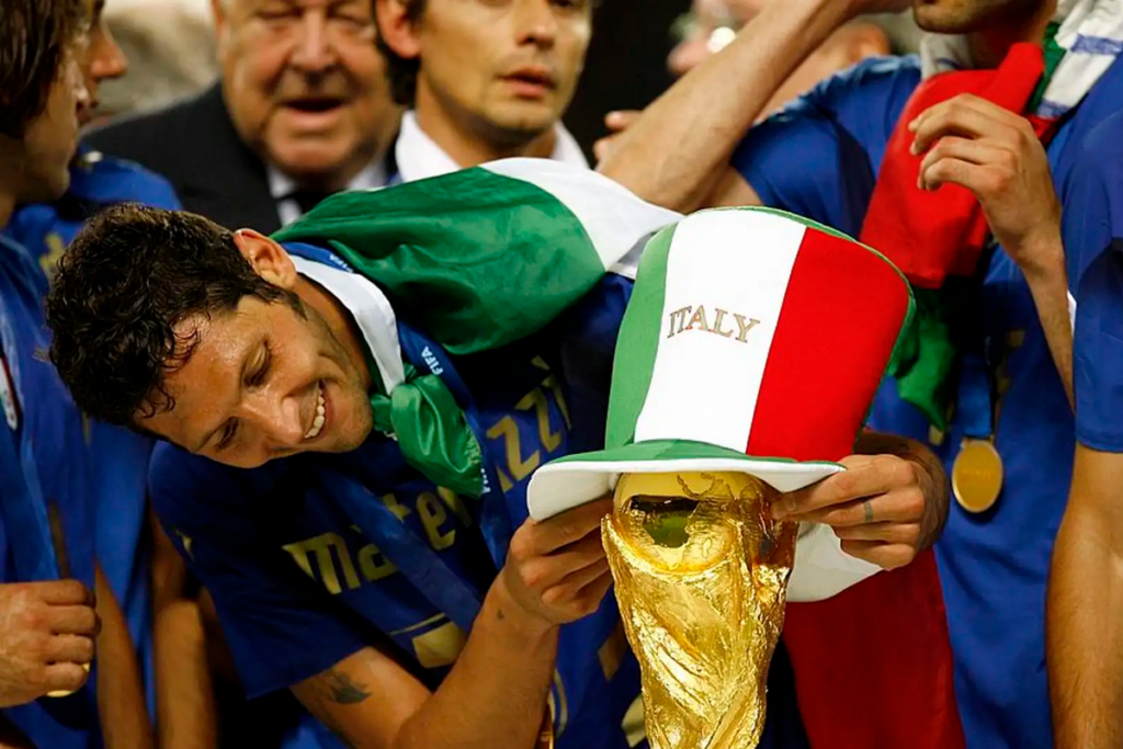 Marco Materazzi colocando un sombrero a la Copa Mundial de la FIFA obtenida por Italia durante el año 2006.