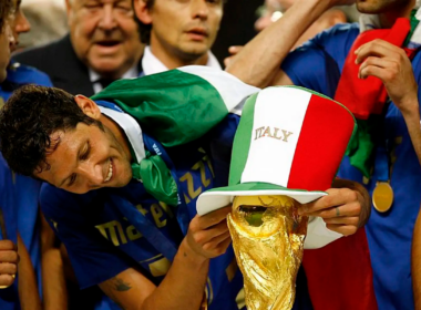 Marco Materazzi colocando un sombrero a la Copa Mundial de la FIFA obtenida por Italia durante el año 2006.