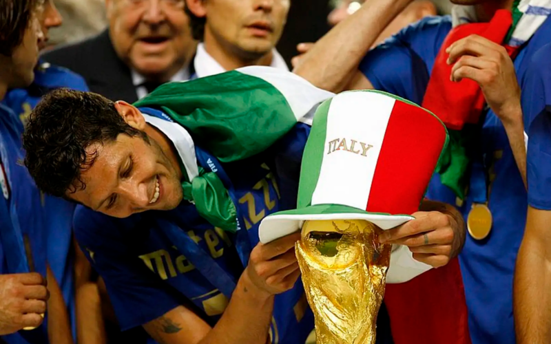 Marco Materazzi colocando un sombrero a la Copa Mundial de la FIFA obtenida por Italia durante el año 2006.