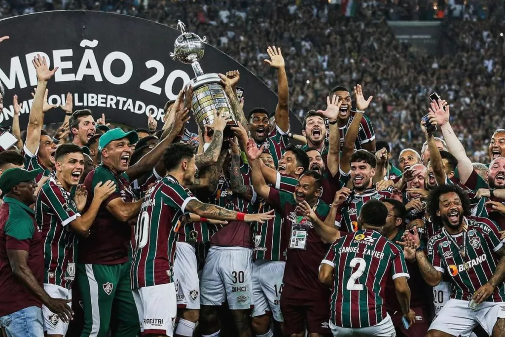 Plantel de Fluminense celebrando la obtención de la Copa Libertadores.