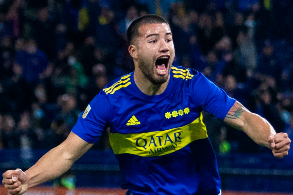 Marcelo Weigandt extiende sus brazos y celebra eufórico un gol con la camiseta de Boca Juniors.