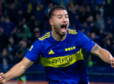 Marcelo Weigandt extiende sus brazos y celebra eufórico un gol con la camiseta de Boca Juniors.