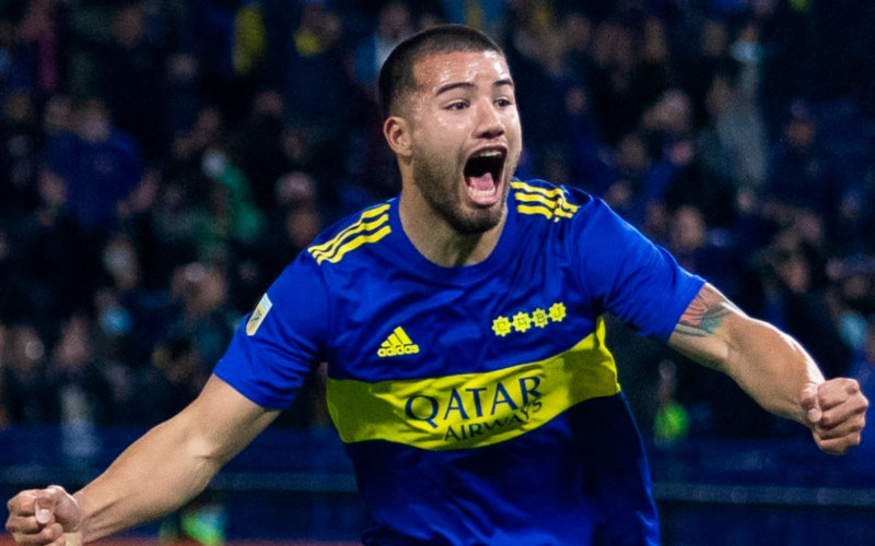 Marcelo Weigandt extiende sus brazos y celebra eufórico un gol con la camiseta de Boca Juniors.