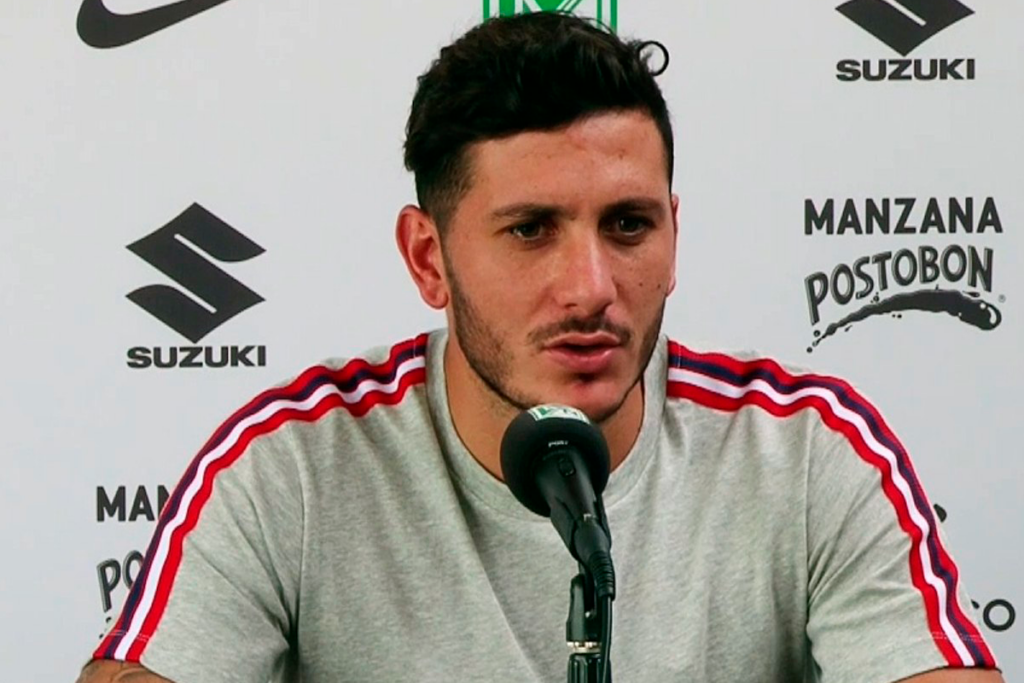 Gonzalo Castellani en plena conferencia de prensa y frente a un micrófono en su rol de futbolista profesional.