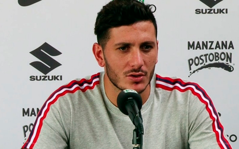 Gonzalo Castellani en plena conferencia de prensa y frente a un micrófono en su rol de futbolista profesional.