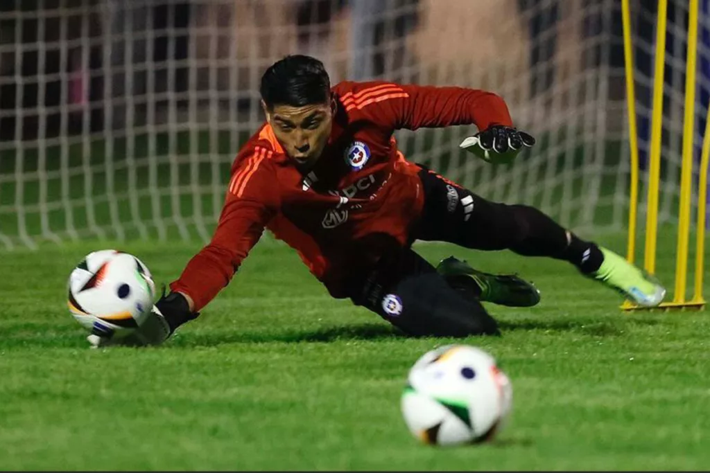 Brayan Cortés atajando un balón en el piso en pleno entrenamiento con la Selección Chilena a inicios de la temporada 2024.